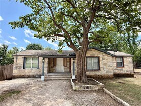 912 E 20th St in Georgetown, TX - Building Photo