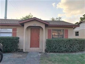 425 Las Palmas Cir in Avon Park, FL - Building Photo