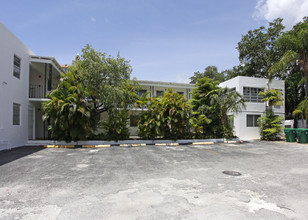 33 Alhambra Cir in Coral Gables, FL - Building Photo - Building Photo