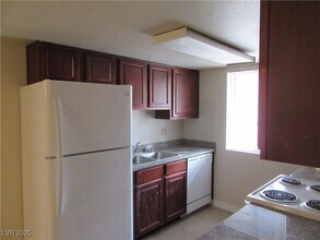4954 River Glen Dr in Las Vegas, NV - Building Photo - Building Photo