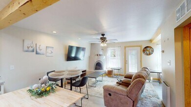 1872 Vista Del Sur in Santa Fe, NM - Foto de edificio - Building Photo