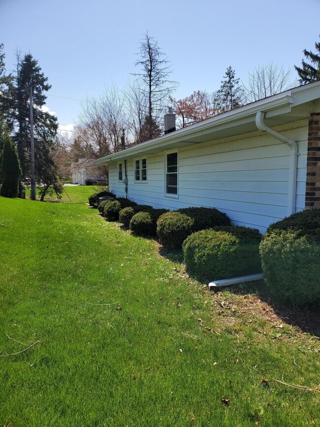 18625 Lola Dr in Brookfield, WI - Building Photo - Building Photo