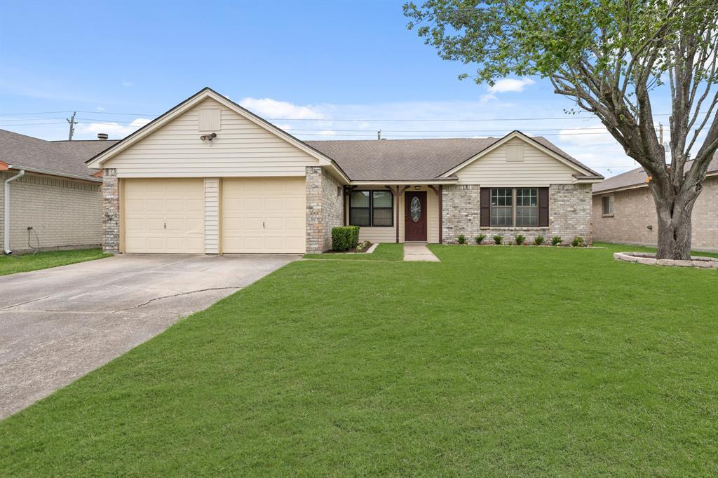 2310 Tall Ships Ln in Friendswood, TX - Building Photo