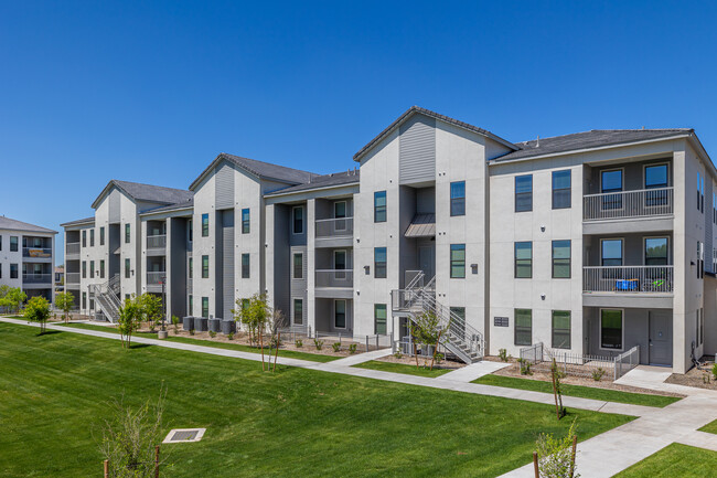 Alta 99th in Phoenix, AZ - Foto de edificio - Building Photo