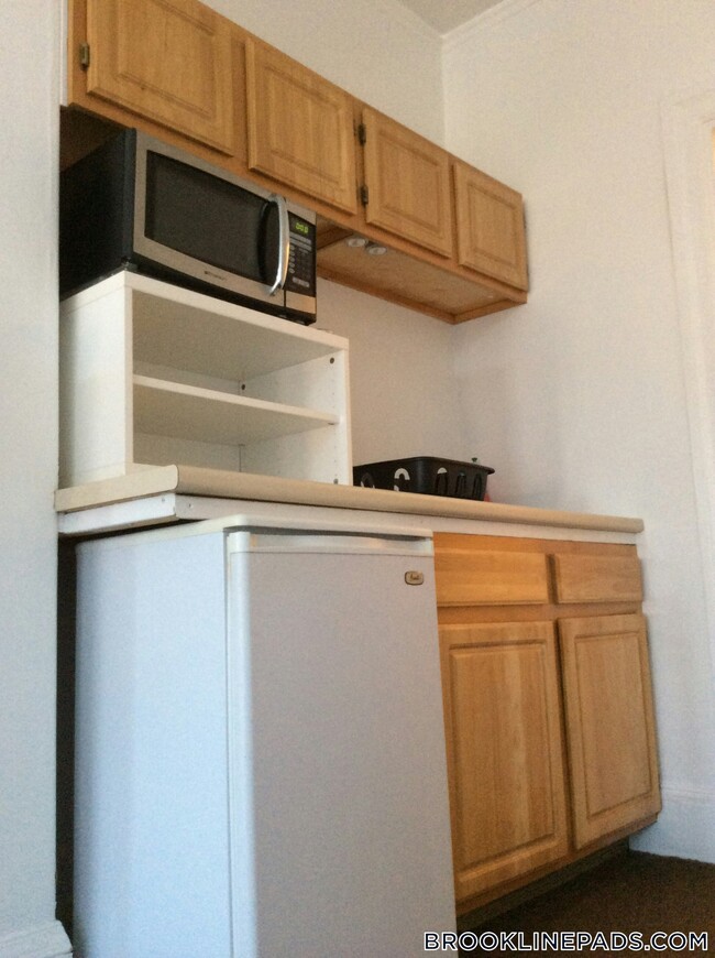 1061 Beacon St in Brookline, MA - Building Photo - Building Photo