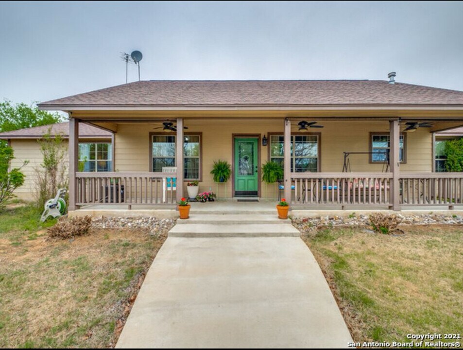 184 Quail Run in Lytle, TX - Building Photo