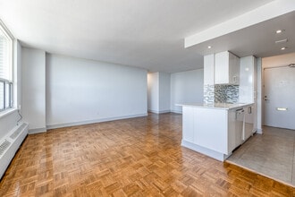 225 Davisville Avenue in Toronto, ON - Building Photo - Interior Photo