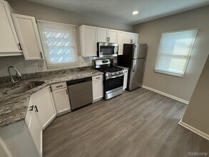 13661 Kingston St in Oak Park, MI - Building Photo - Building Photo