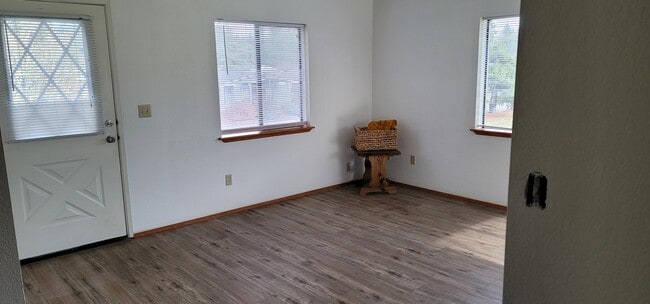 568 NW Silver Meadow Ln, Unit Apartment in Bremerton, WA - Foto de edificio - Building Photo