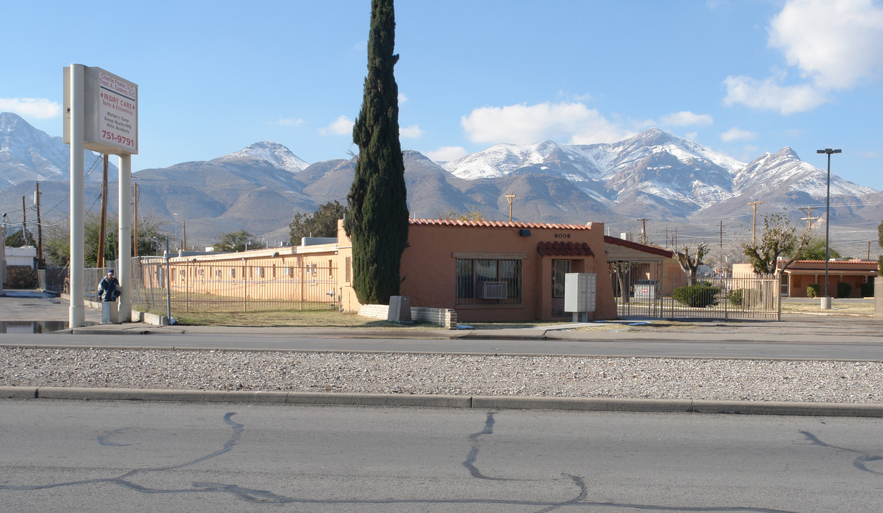 Siesta Gardens in El Paso, TX - Building Photo