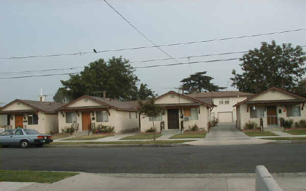 9621--9627 Laurel St in Bellflower, CA - Building Photo - Building Photo