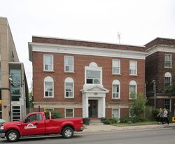 915 St Clair Ave W in Toronto, ON - Building Photo