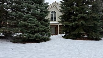 4200 Chesapeake Cir in Wolverine Lake, MI - Building Photo