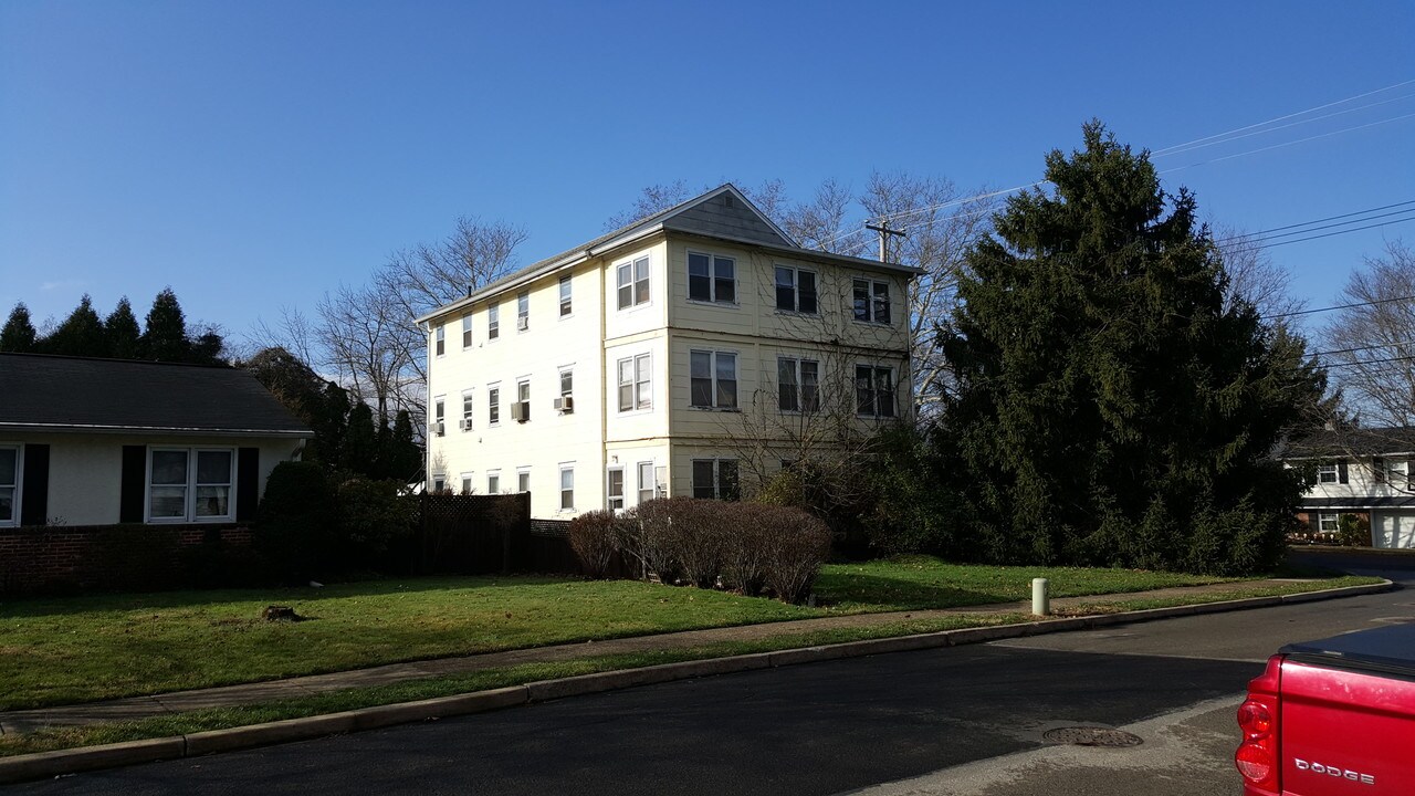 1711 Magnolia Ave, Unit A1 in Hatboro, PA - Building Photo
