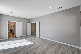 8125 Chestnut Hollow Ave in Las Vegas, NV - Building Photo - Building Photo