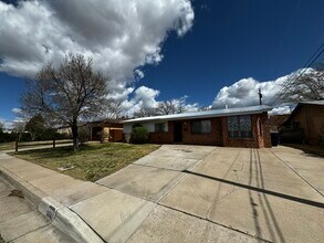 908 Faye Pl NE in Albuquerque, NM - Building Photo - Building Photo