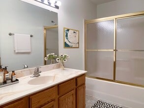 Deer Creek Run Apartments in New Berlin, WI - Building Photo - Building Photo