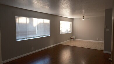 18555 Collins St, Unit c33 in Tarzana, CA - Foto de edificio - Building Photo