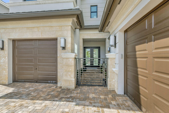 9060 Dulcetto Ct in Boca Raton, FL - Foto de edificio - Building Photo