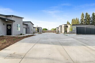 6 S Emerald Ct in Visalia, CA - Building Photo - Building Photo