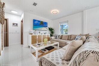 7235 SW 39th St in Miami, FL - Building Photo - Building Photo