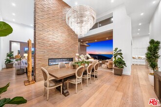 10715 Yerba Buena Rd in Malibu, CA - Building Photo - Building Photo