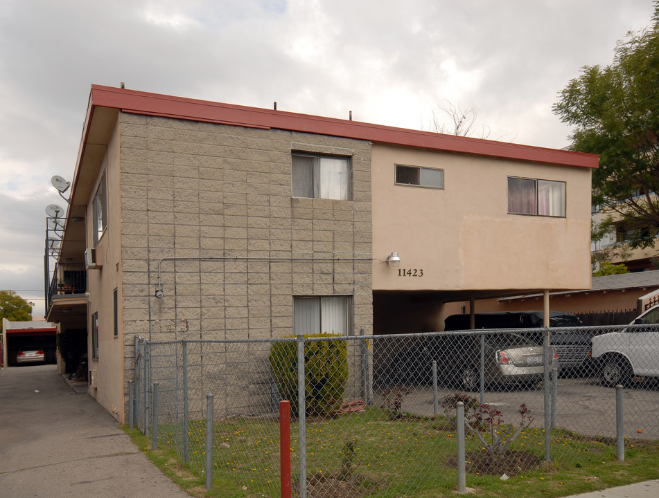 11423 Hatteras St in North Hollywood, CA - Building Photo