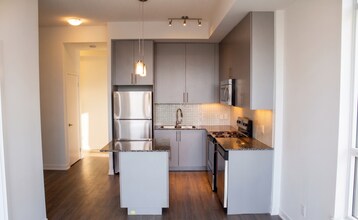 85 Duke St W in Kitchener, ON - Building Photo - Building Photo