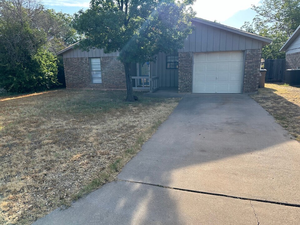 1028 Woodruff St in San Angelo, TX - Foto de edificio