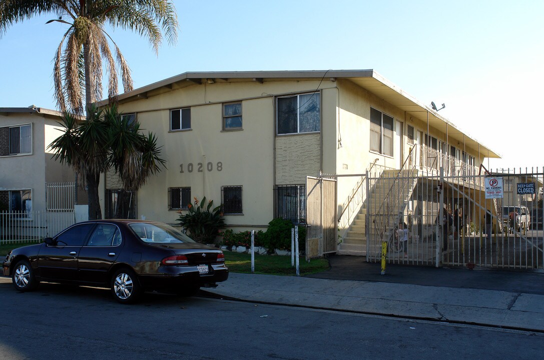 10208 Felton Ave in Inglewood, CA - Building Photo