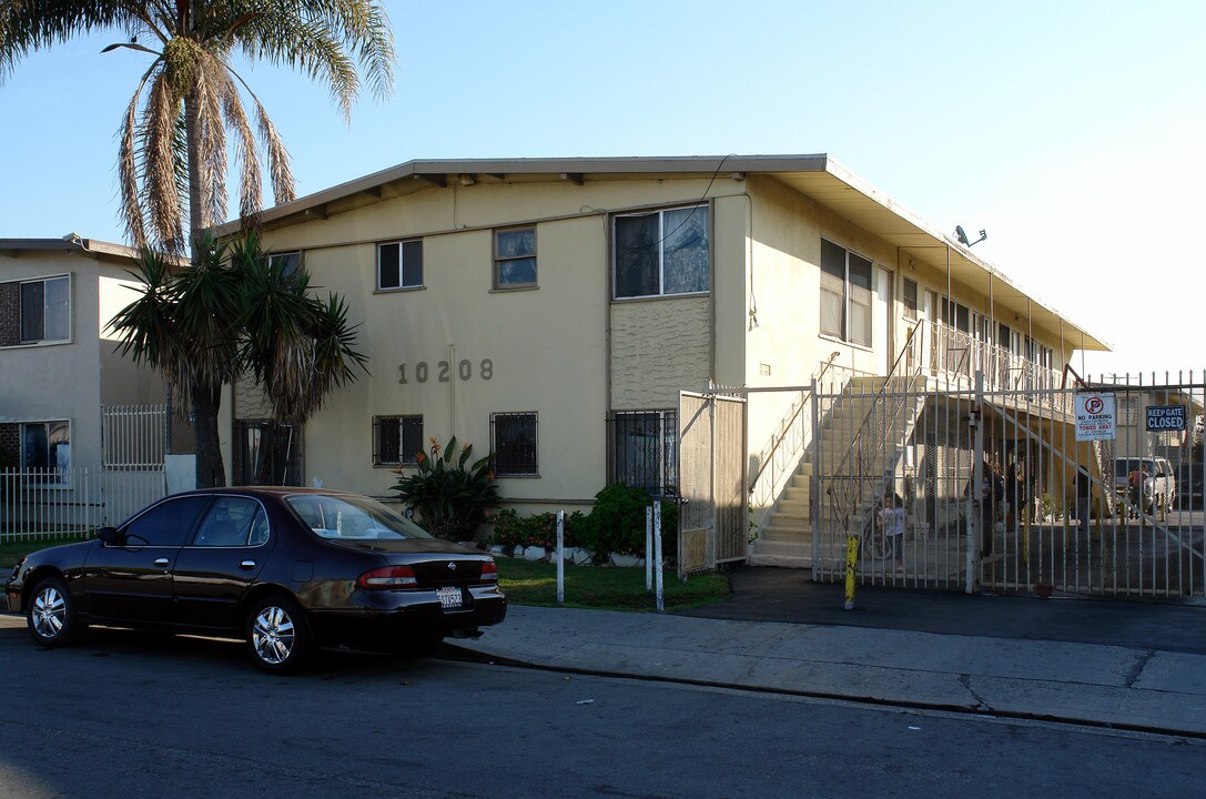 10208 Felton Ave in Inglewood, CA - Foto de edificio