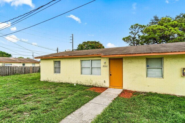 4786 Gulfstream Rd in Lake Worth Beach, FL - Building Photo - Building Photo