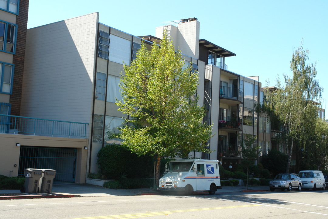 5401 Broadway in Oakland, CA - Building Photo