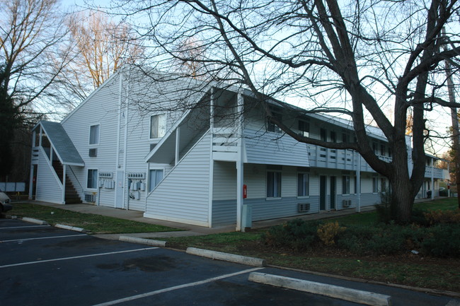 Oakhill Apartments in Davidson, NC - Building Photo - Building Photo