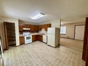 358 Bradley Woods Ct NW in Lilburn, GA - Building Photo - Building Photo