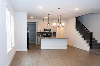 821 Crystal Oak Ln in Arlington, TX - Building Photo - Building Photo