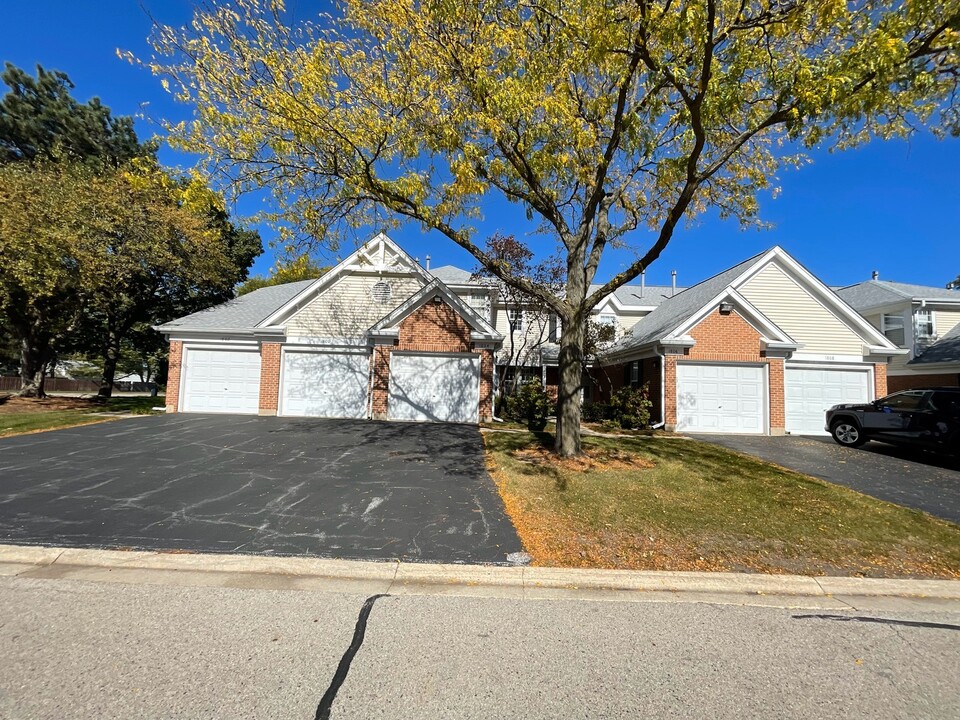 1802 Quaker Hollow Ln in Streamwood, IL - Building Photo