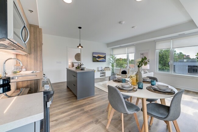 Story of Rideau & Chapel in Ottawa, ON - Foto de edificio - Building Photo