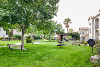 Lifestyle at Los Paseos (Ventanas) in El Paso, TX - Foto de edificio - Building Photo