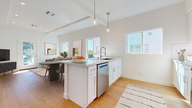 5133 1/2 W 21st St in Los Angeles, CA - Building Photo - Building Photo