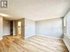 1200 Courtland Ave E in Kitchener, ON - Building Photo - Building Photo