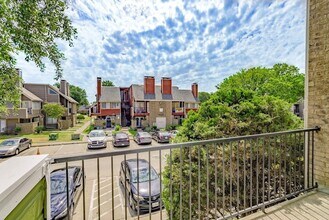 9823 Walnut St, Unit L205 in Dallas, TX - Building Photo - Building Photo