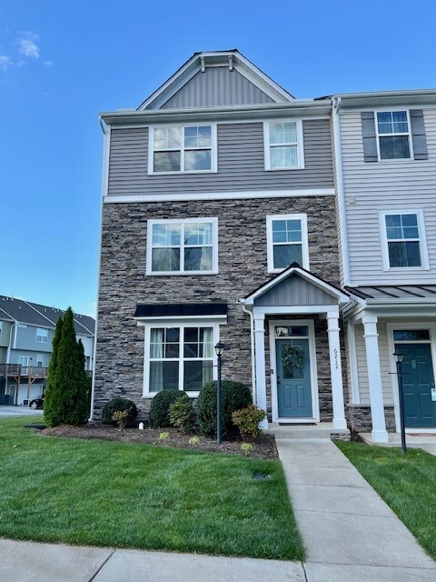 6212 Anise Cir in Moseley, VA - Foto de edificio