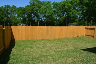 11816 E Gate Dr in Willis, TX - Building Photo - Building Photo