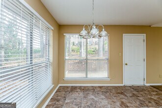 606 Woodstone Rd in Lithonia, GA - Foto de edificio - Building Photo