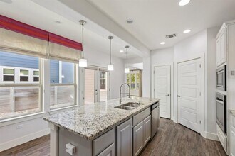 6000 Baythorne Dr in Austin, TX - Foto de edificio - Building Photo