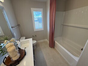 1237 Dignity Wy in Sacramento, CA - Foto de edificio - Building Photo