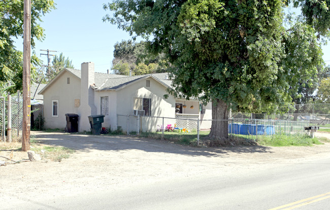 1515 Oregon Dr in Modesto, CA - Foto de edificio - Building Photo