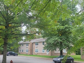 Stonewall Garden Apartments in Bridgeport, WV - Building Photo - Building Photo