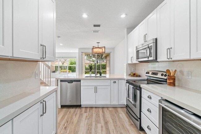 property at 6427 Park Lake Cir